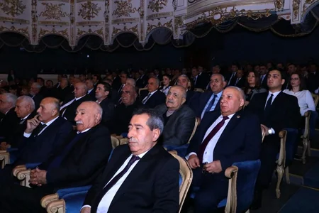 Prokurorluq əməkdaşları Gülçöhrə və Əsgər tamaşasını izləyiblər