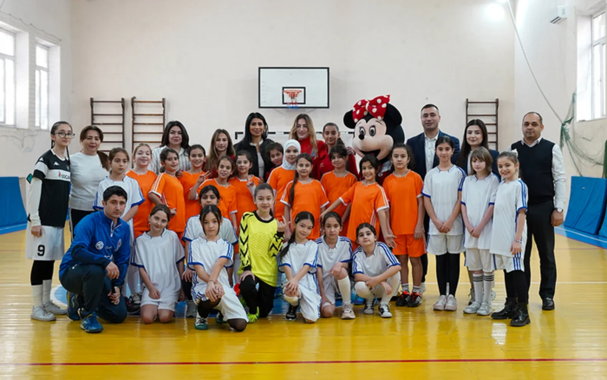 Azərbaycan millisinin futbolçuları şagirdlərlə görüşüblər