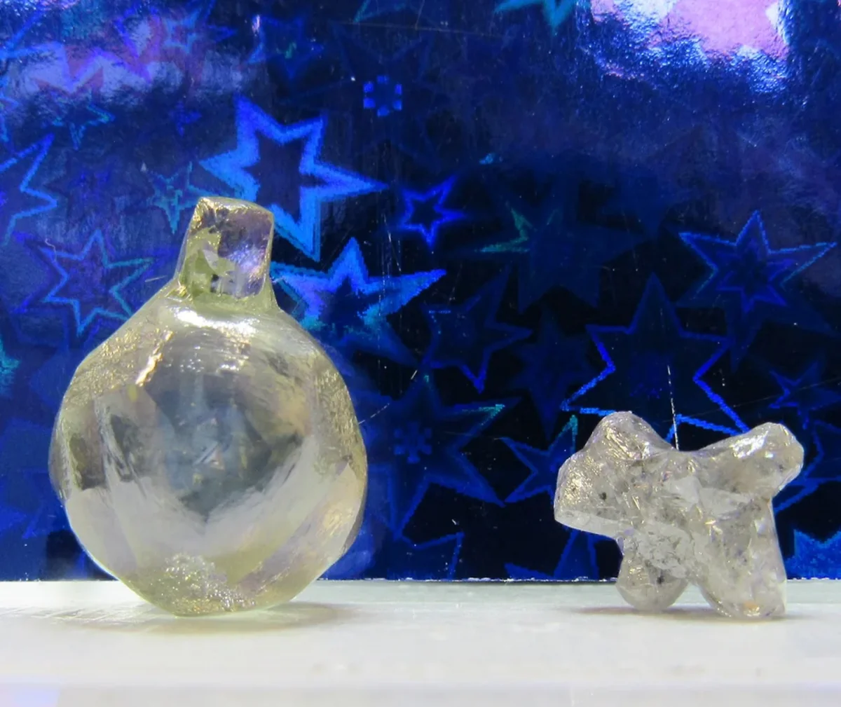 В Архангельске добыли алмазы в форме елочного шара и щенка