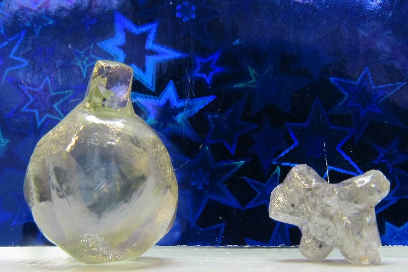 В Архангельске добыли алмазы в форме елочного шара и щенка