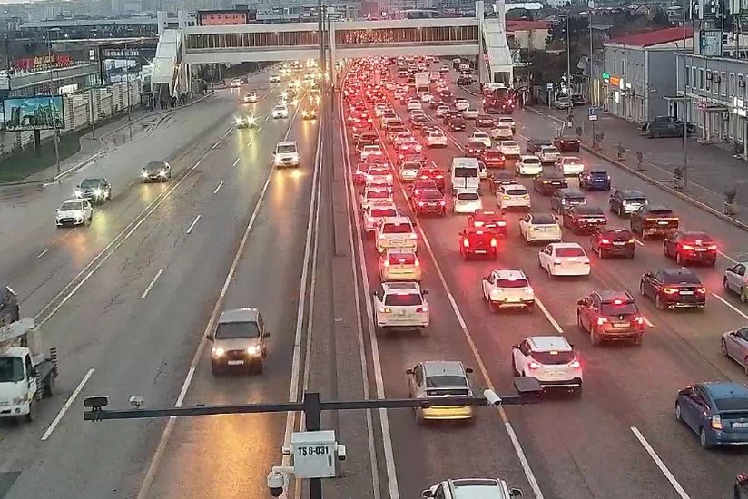 Bakının bir sıra yollarında nəqliyyatın sıxlığı müşahidə olunur