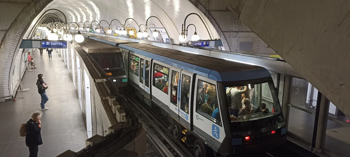 Le Parisien: Naməlum şəxs Paris metrosunda qadınlara bıçaqla hücum edib