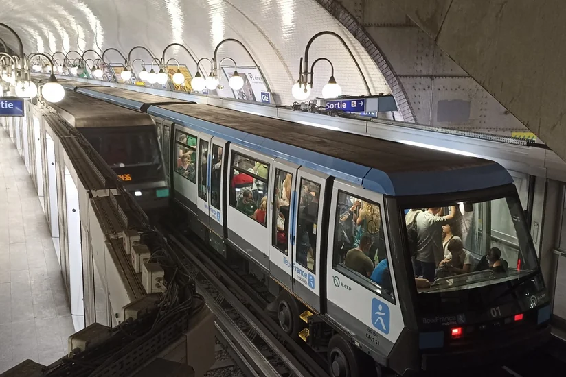 Le Parisien: Неизвестный напал на женщин с ножом в метро Парижа