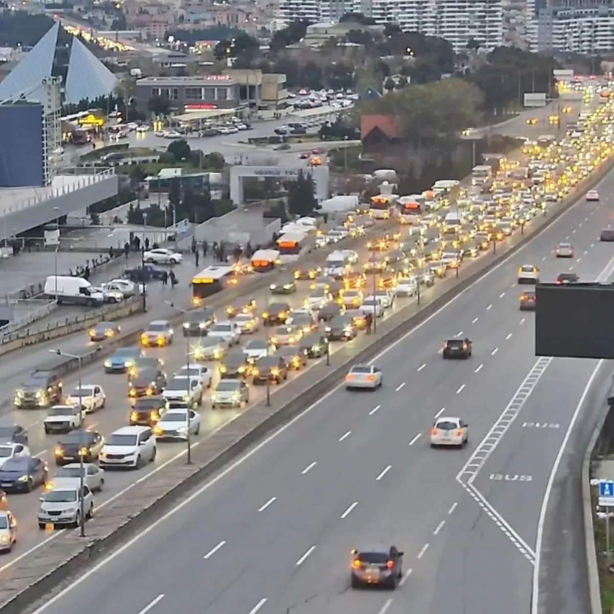 Bakının bir sıra yollarında tıxac yaranıb