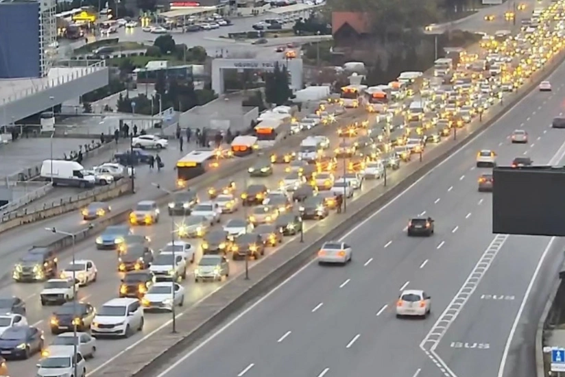 На ряде улиц и проспектов Баку затруднено движение транспорта