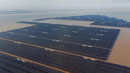 Китай подключил к национальной электросети крупнейшую солнечную станцию на воде