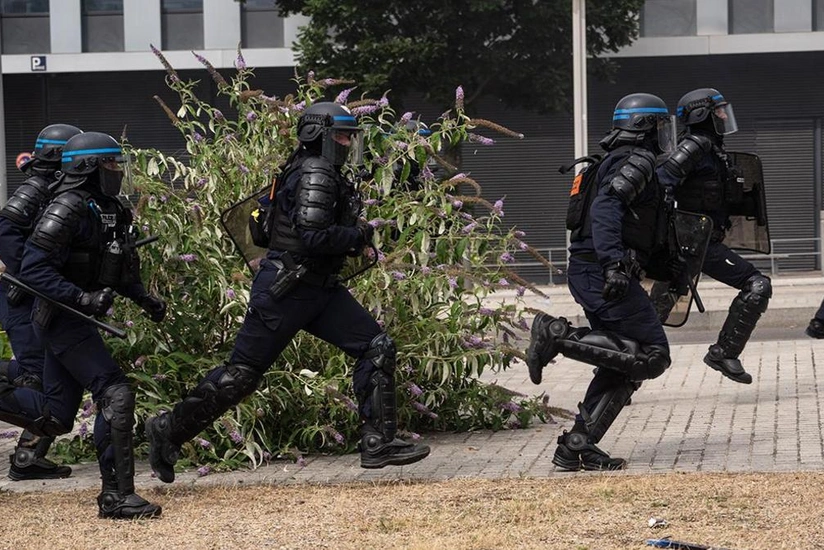 Полиция Парижа задержала 40 человек за использование фейерверков