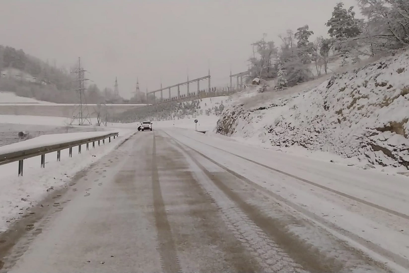 В Шуше спасатели эвакуировали автомобиль, застрявший из-за гололеда