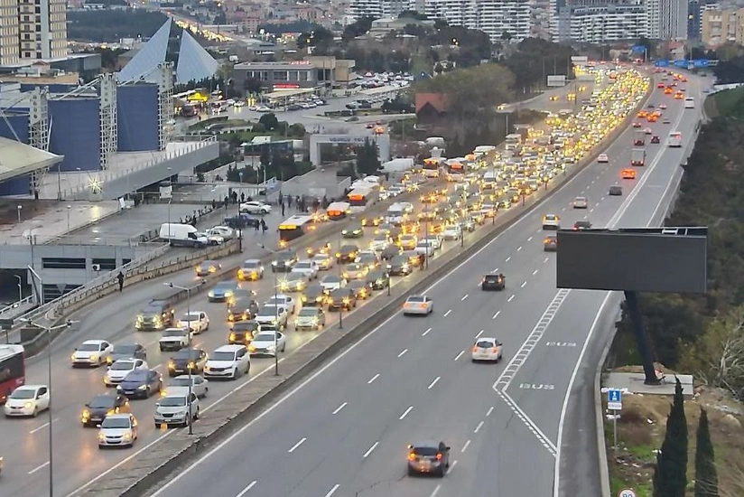 20 Yanvar metro stansiyası istiqamətində nəqliyyatın sıxlığı yaranıb