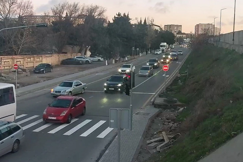 Binəqədidə yol hərəkətində dəyişiklik edilib, yeni svetoforlar quraşdırılıb