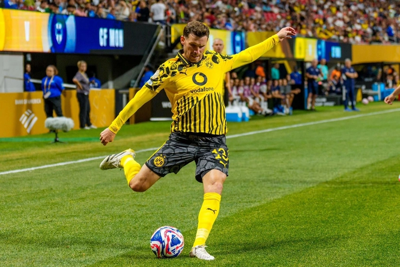 İngiltərə klubu Borussiyanın yarımmüdafiəçisi ilə müqavilə imzalayıb