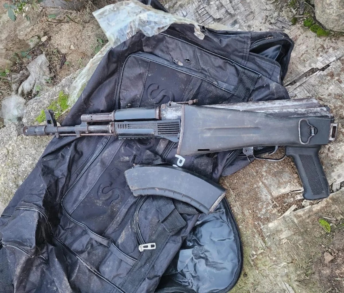 В Баку обнаружен автомат, спрятанный осужденным до ареста