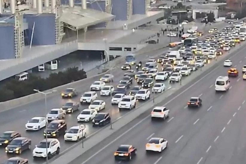 Bakının bir sıra yollarında tıxac yaranıb