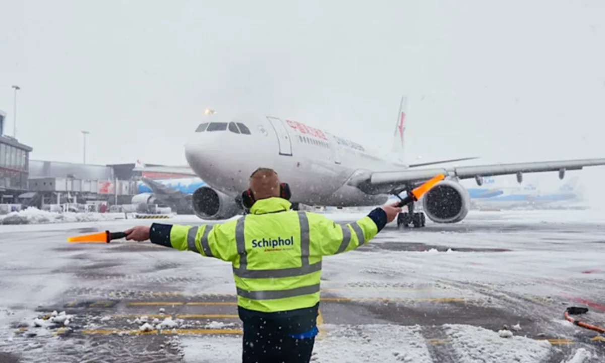 Niderlandın ən böyük aeroportu 500-ə yaxın reysi ləğv edib