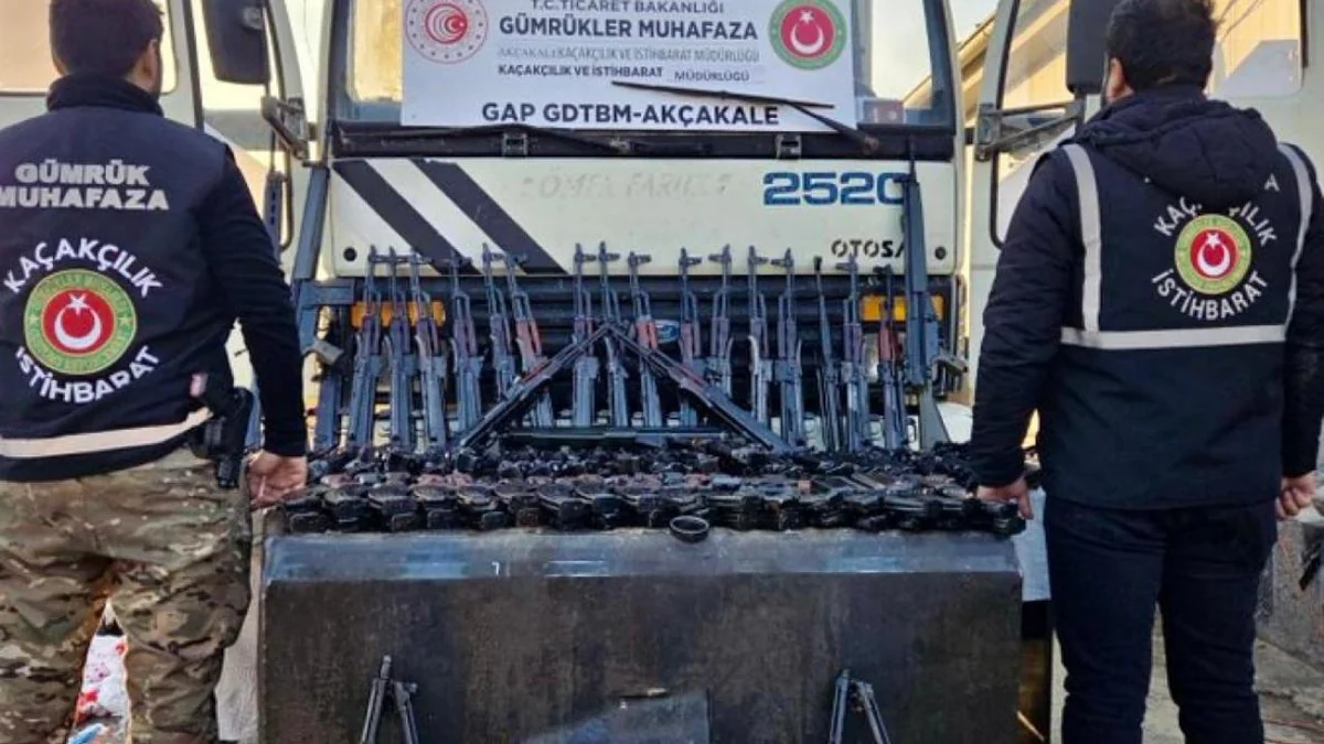 Suriyadan Türkiyəyə gələn yük maşınında onlarla avtomat aşkarlanıb