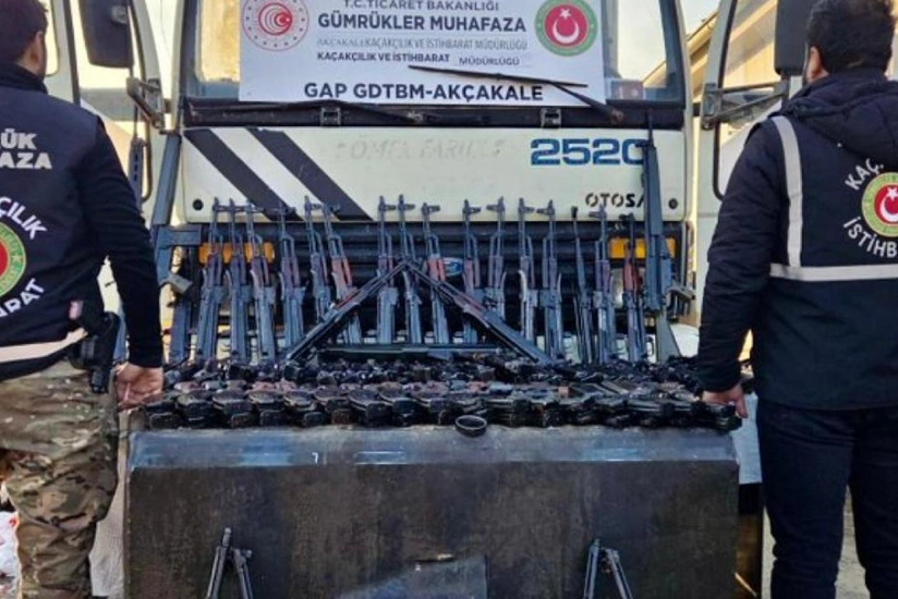 Suriyadan Türkiyəyə gələn yük maşınında onlarla avtomat aşkarlanıb