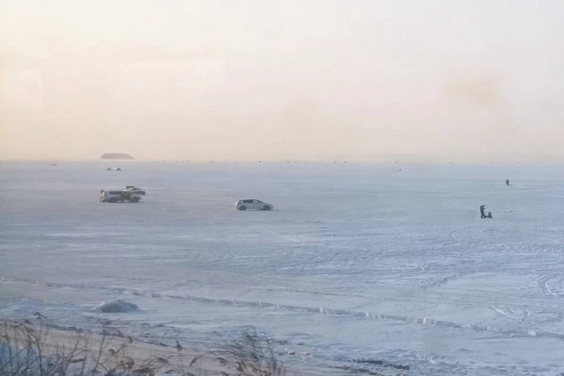 Пять автомобилей провалились под лед в Амурском заливе