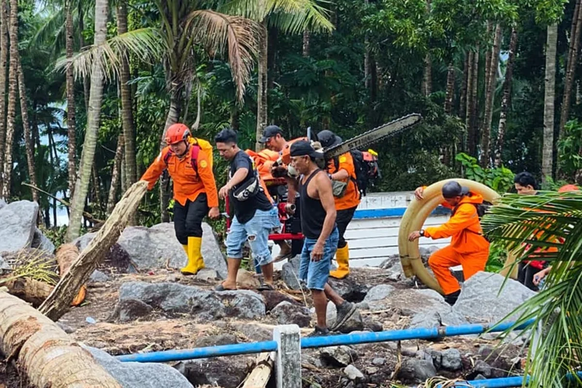 16 dead in floods in North Sulawesi, Indonesia; state of emergency declared