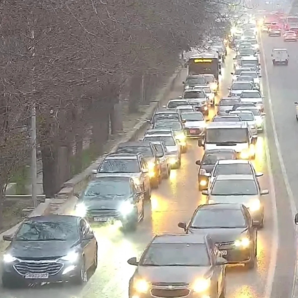 Bakının bir sıra yollarında nəqliyyatın sıxlığı müşahidə olunur