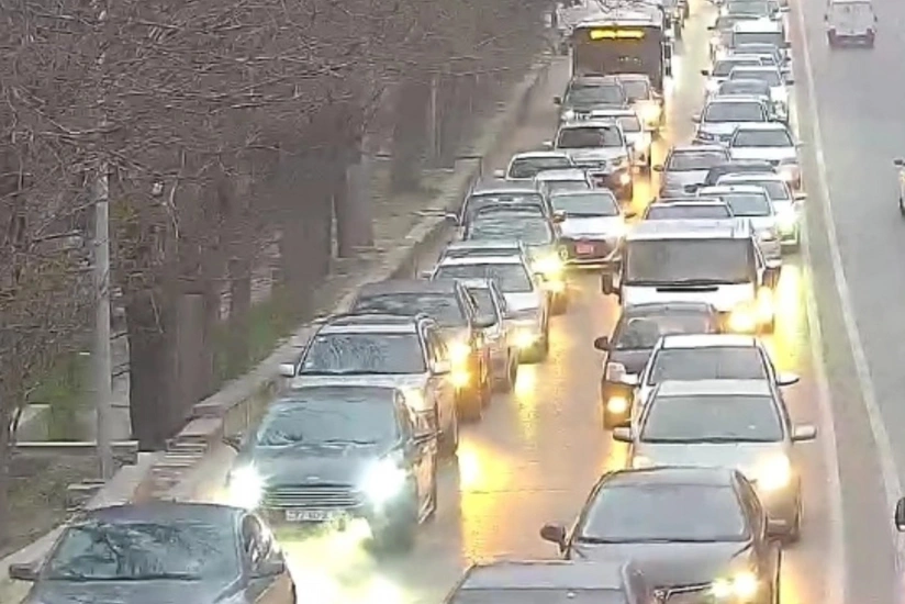 На ряде улиц и проспектов в Баку затруднено движение транспорта