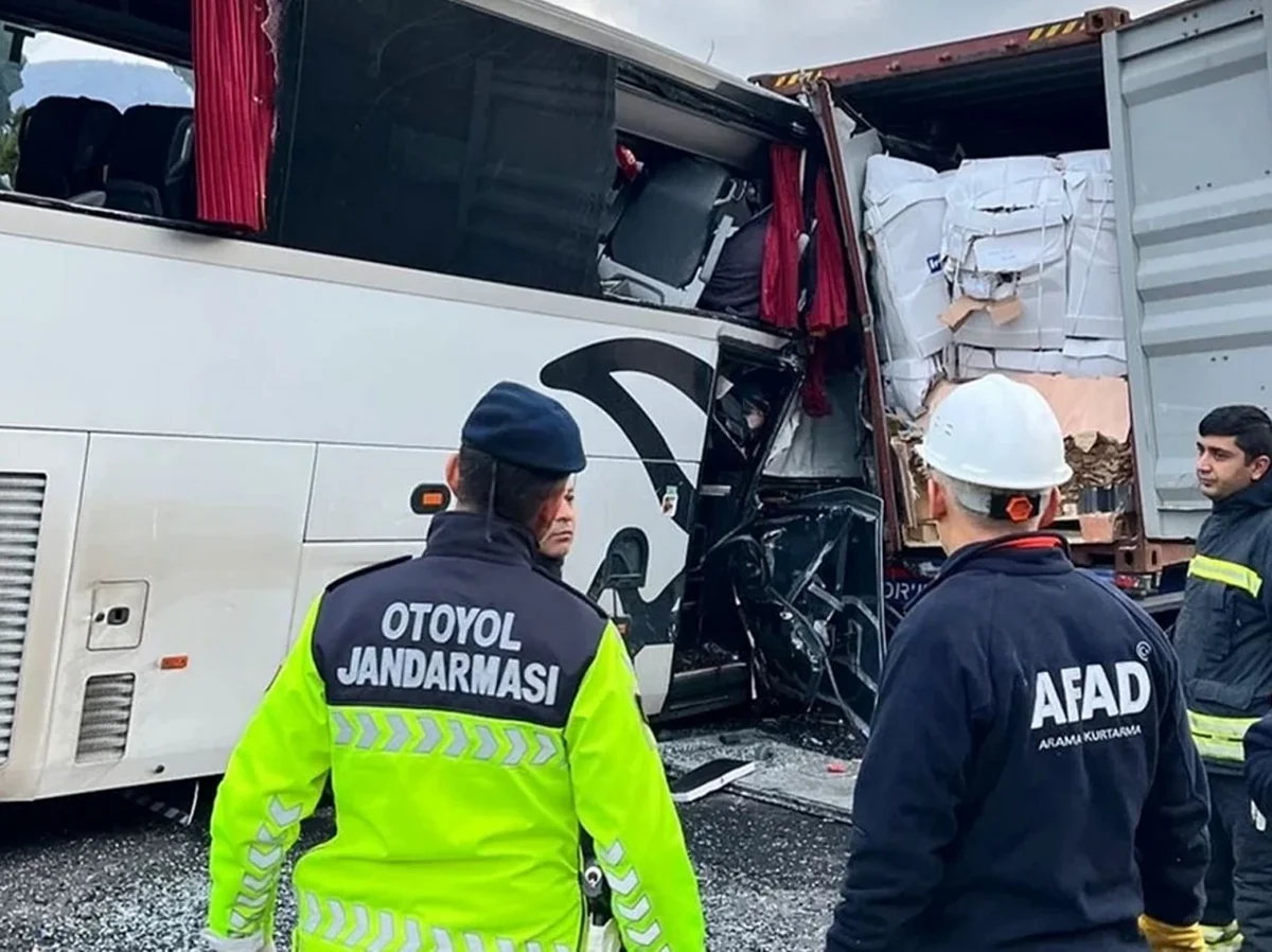 Bus crashes into truck in Türkiye's Kars, 9 injured