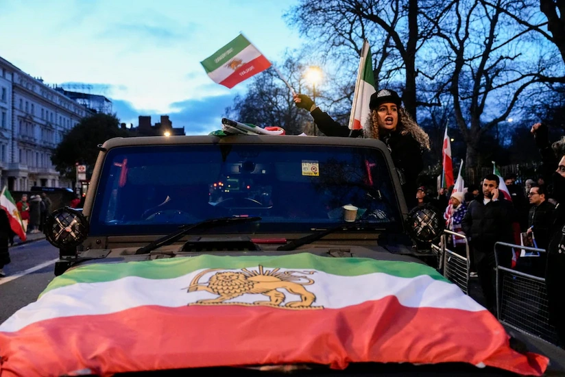 Londonda etirazçılar səfirliyinin binası üzərindəki İran bayrağını dəyişdiriblər