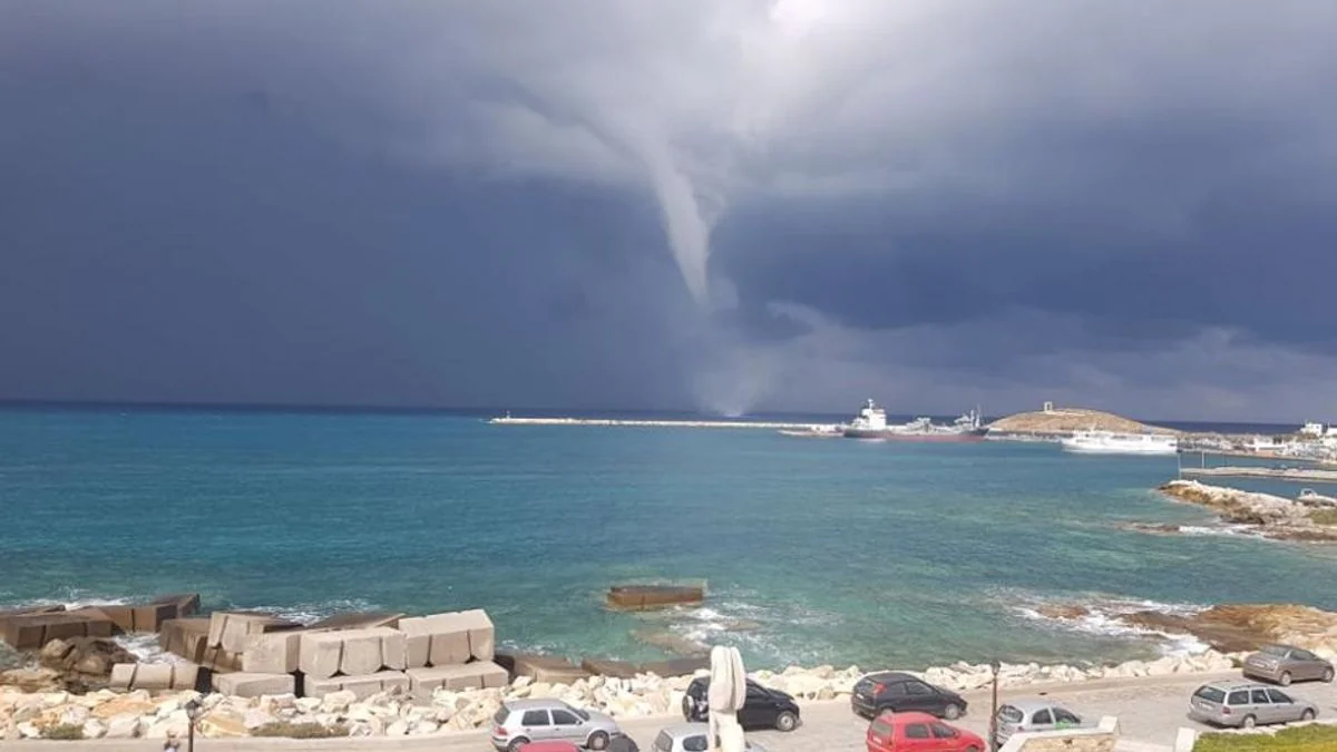 Yunanıstanın hava limanında tornado üç təlim təyyarəsini aşırıb