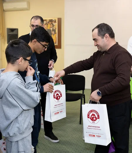 Araz-Naxçıvan rəhbərliyi və futbolçuları 1 saylı Uşaq evini ziyarət ediblər