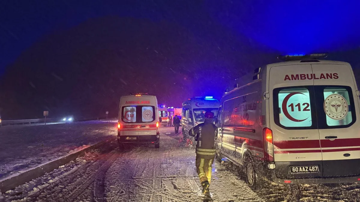 Türkiyədə sərnişin avtobusu TIR-a çırpılıb, 13 nəfər yaralanıb