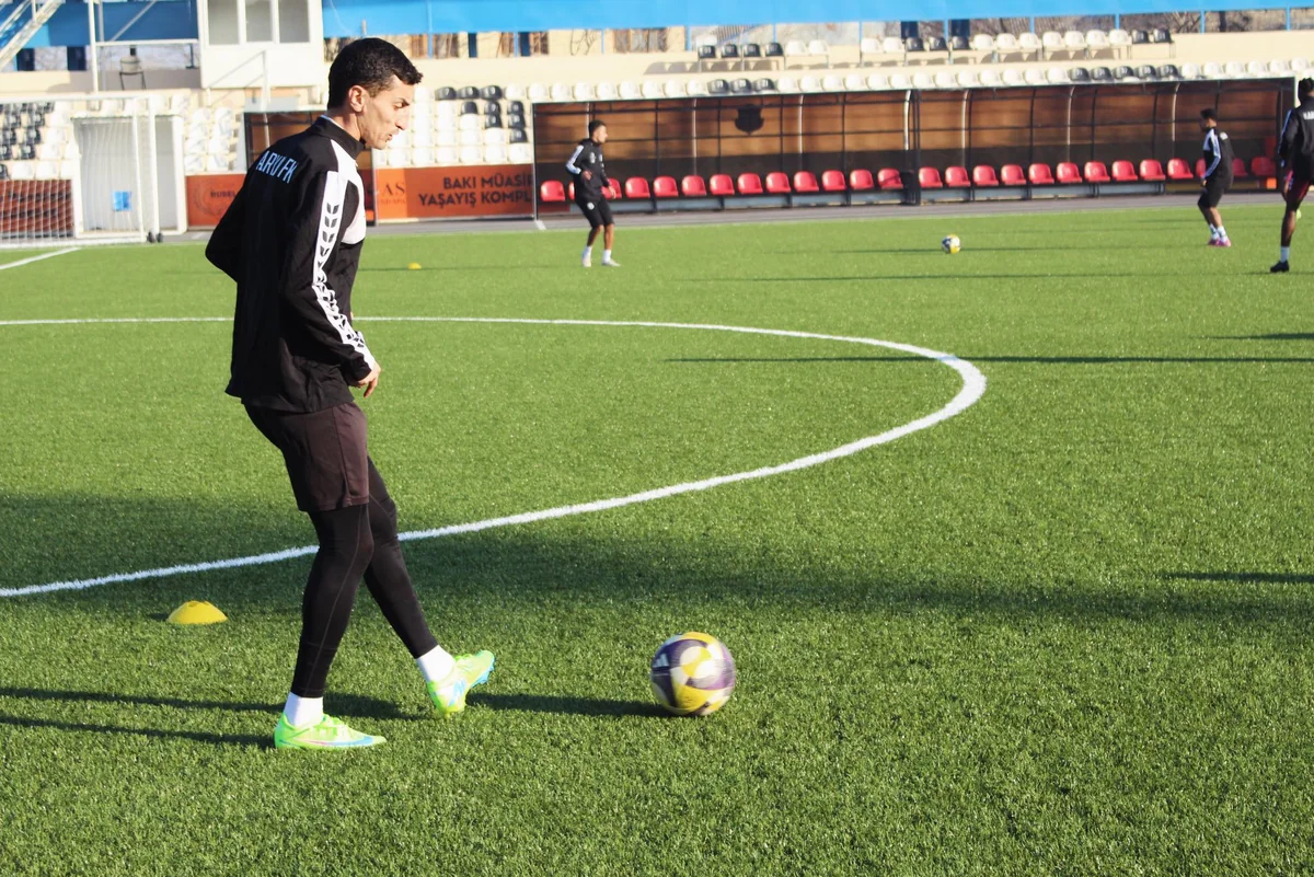 Araz Abdullayev: Komanda olaraq sonuncu pillədən qurtulmağı bacaracağıq