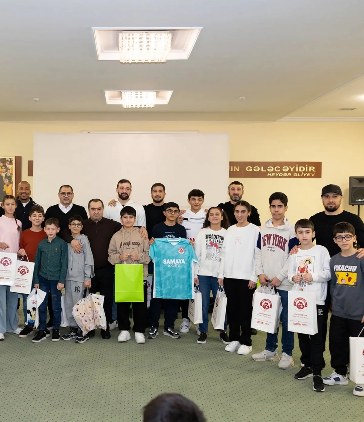 Araz-Naxçıvan rəhbərliyi və futbolçuları 1 saylı Uşaq evini ziyarət ediblər