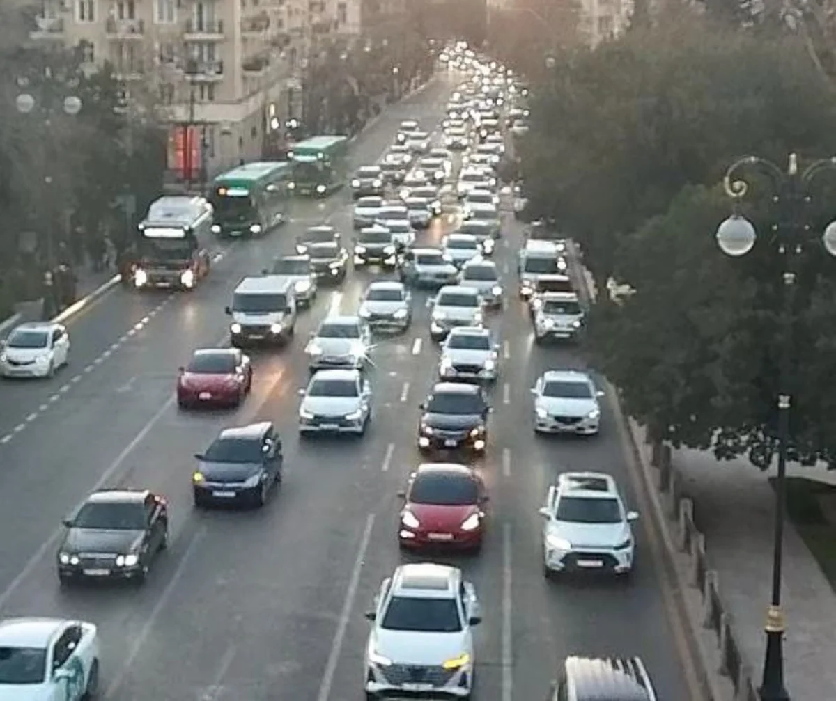 Həftənin ilk günü paytaxtın bir sıra yollarında tıxac yaranıb