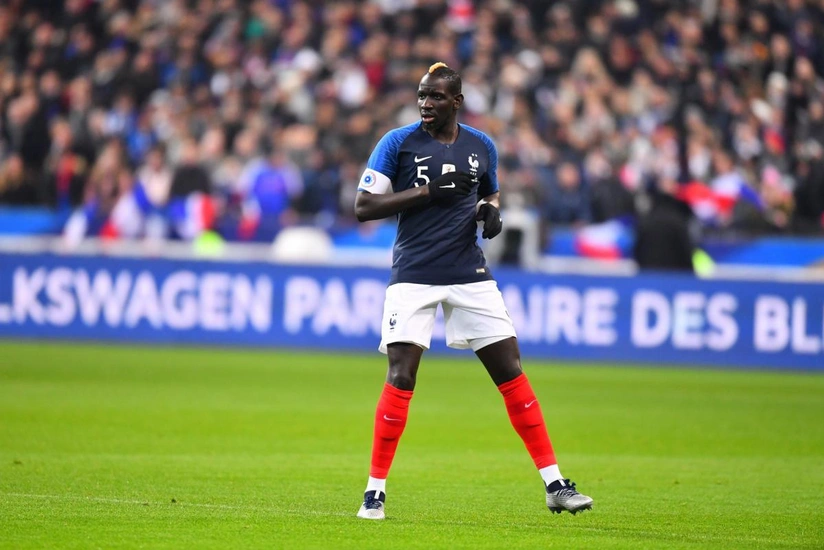 Fransa millisinin və PSJ-nin sabiq müdafiəçisi peşəkar futbolla vidalaşıb