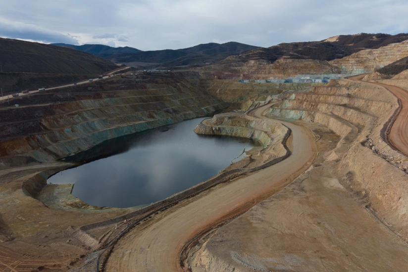 İlham Əliyev Ağdərənin Canyataq kəndində Dəmirli Filiz Emalı Kompleksinin fəaliyyəti ilə tanış olub