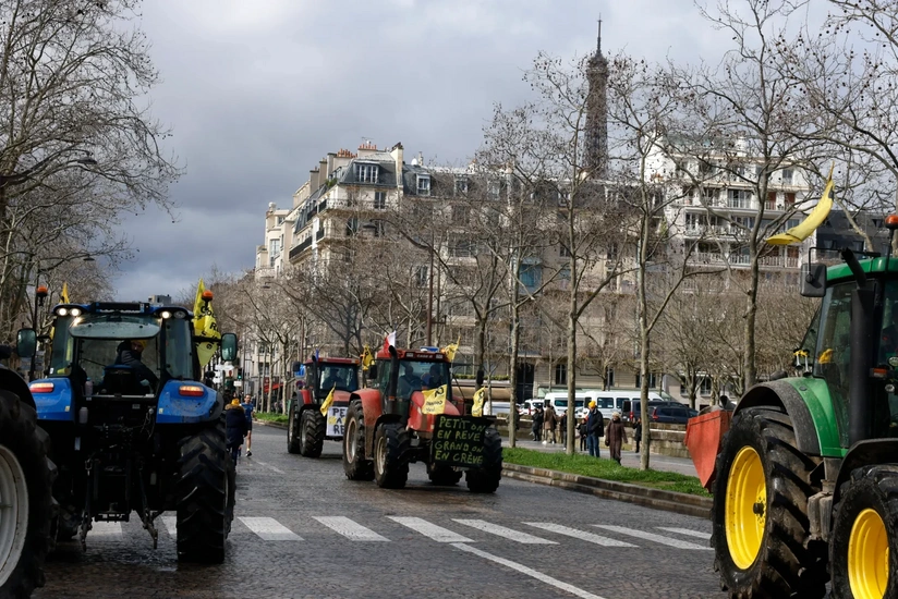Французские фермеры вновь вышли на улицы Парижа на тракторах