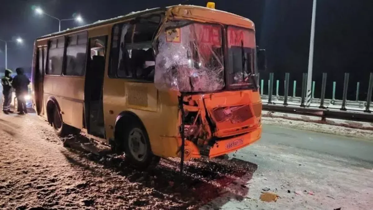 В РФ произошло ДТП с участием школьного автобуса, есть погибший и раненый