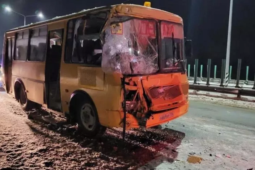 В РФ произошло ДТП с участием школьного автобуса, есть погибший и раненый