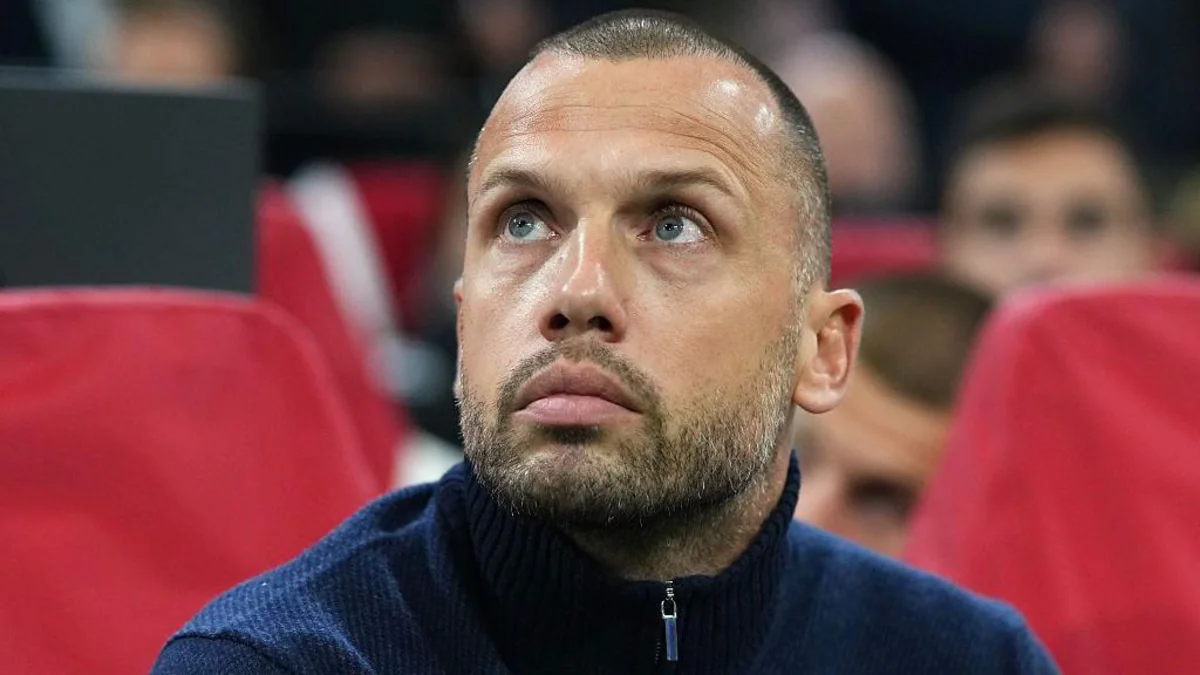 Atletiko və Ayaksın sabiq futbolçusu Premyer Liqada məşqçiliyə başlayıb
