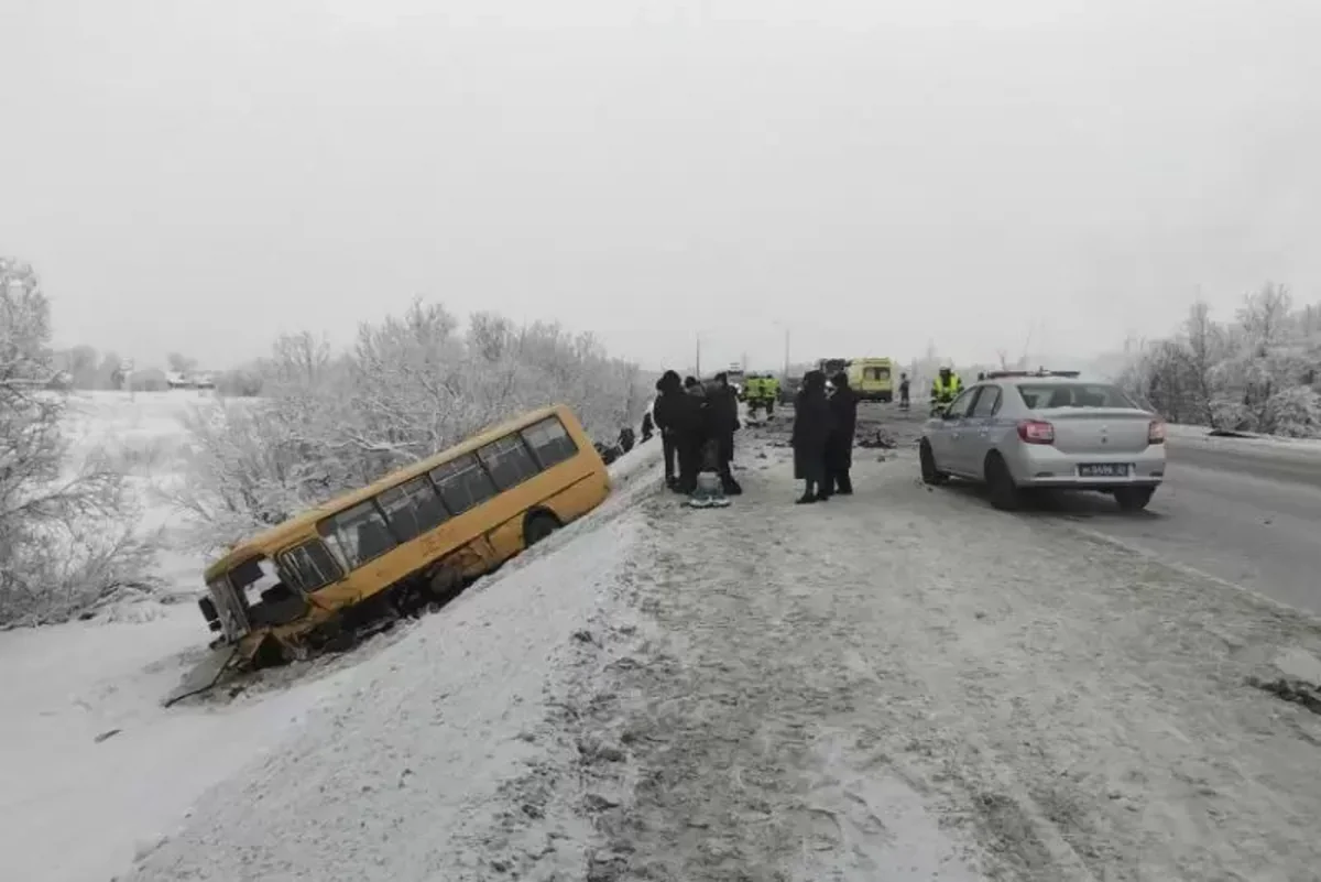 Школьный автобус попал в аварию с двумя легковыми машинами в России