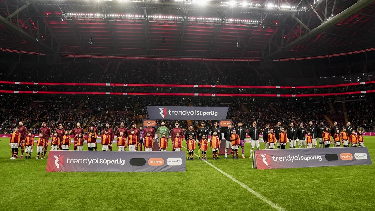 Qalatasaray azarkeşləri rəhbərliyi istefaya çağırıb