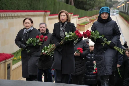 Ailə, Qadın və Uşaq Problemləri üzrə Dövlət Komitəsinin kollektivi Şəhidlər xiyabanını ziyarət edib