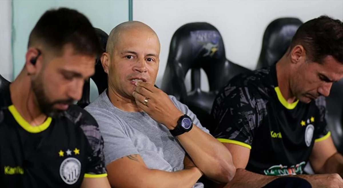 Braziliya millisinin və Fənərbağçanın sabiq futbolçusu baş məşqçi vəzifəsindən ayrılıb