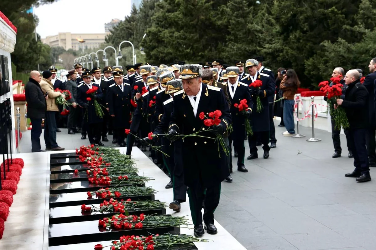 Prokurorluq əməkdaşları Şəhidlər xiyabanını ziyarət edib