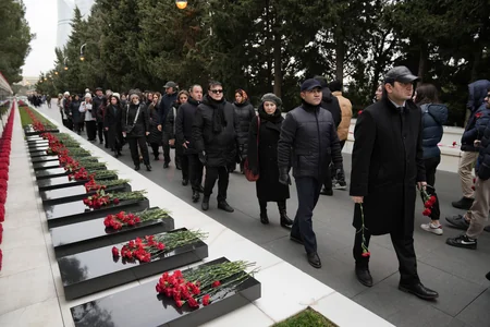 Ailə, Qadın və Uşaq Problemləri üzrə Dövlət Komitəsinin kollektivi Şəhidlər xiyabanını ziyarət edib