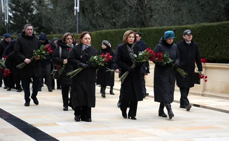 Ailə, Qadın və Uşaq Problemləri üzrə Dövlət Komitəsinin kollektivi Şəhidlər xiyabanını ziyarət edib