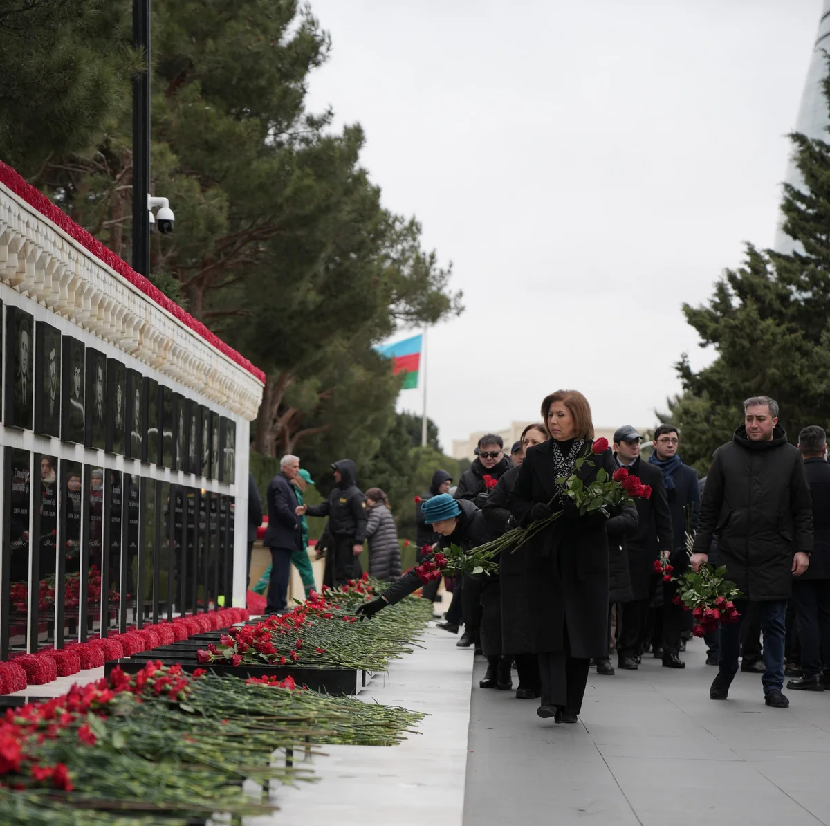 Ailə, Qadın və Uşaq Problemləri üzrə Dövlət Komitəsinin kollektivi Şəhidlər xiyabanını ziyarət edib