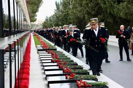 Prokurorluq əməkdaşları Şəhidlər xiyabanını ziyarət edib