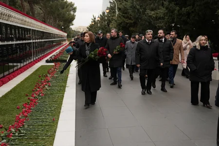 Ailə, Qadın və Uşaq Problemləri üzrə Dövlət Komitəsinin kollektivi Şəhidlər xiyabanını ziyarət edib