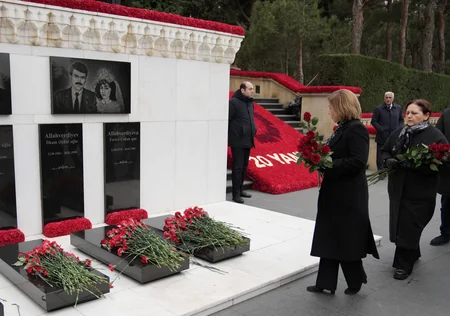 Ailə, Qadın və Uşaq Problemləri üzrə Dövlət Komitəsinin kollektivi Şəhidlər xiyabanını ziyarət edib