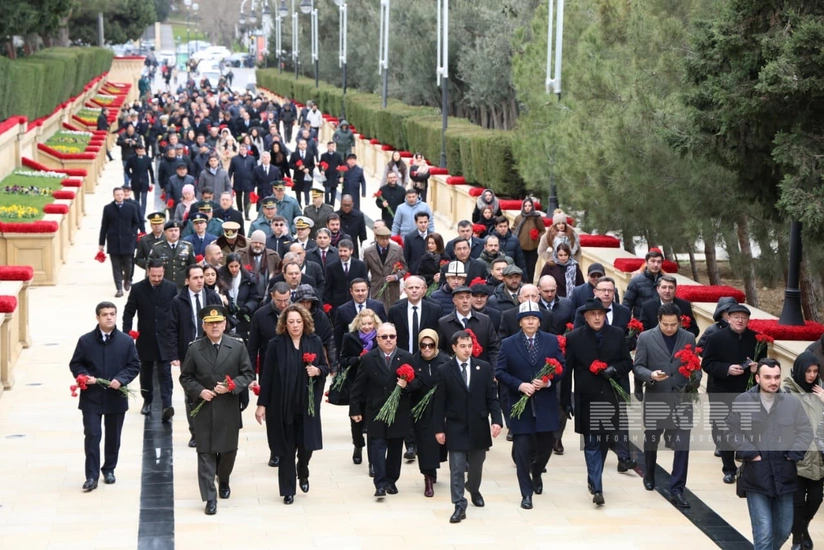 Azərbaycanda akkreditə olunmuş diplomatlar Şəhidlər xiyabanını ziyarət edib